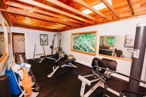 Fitness centrum a/nebo fitness zařízení v ubytování Rainbow Mountain Resort - LGBTQ Friendly