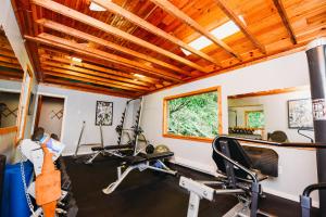 Fitness centrum a/nebo fitness zařízení v ubytování Rainbow Mountain Resort - LGBTQ Friendly