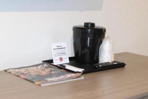 Příslušenství pro přípravu čaje a kávy v ubytování Arya Inn and Suites