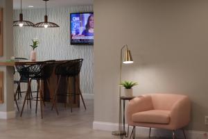 TV a/nebo společenská místnost v ubytování Arya Inn and Suites
