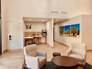 TV a/nebo společenská místnost v ubytování Zion Canyon Lodge