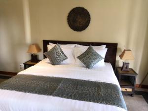 ein Schlafzimmer mit einem großen weißen Bett mit Kissen in der Unterkunft Beyond The Blue Horizon Boutique Bungalows in Haad Chao Phao