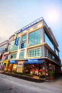 un gran edificio con muchas ventanas en Mangga Boutique Hotel, en Seri Kembangan