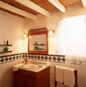 ein Bad mit einem Waschbecken und einem Spiegel in der Unterkunft Agroturismo Na Set Centes - Adults Only in Artá