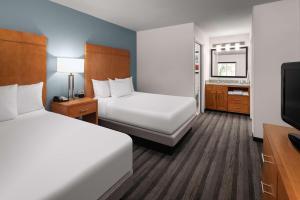 Postel nebo postele na pokoji v ubytování Hyatt House Scottsdale Old Town