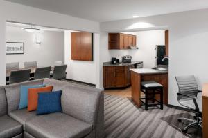 Kuchyň nebo kuchyňský kout v ubytování Hyatt House Scottsdale Old Town