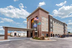 una representación de la parte delantera de un hotel en La Quinta by Wyndham Wichita Airport en Wichita