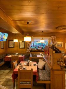 una sala da pranzo con tavolo e frigorifero di Meuble Villa Neve a Cortina dʼAmpezzo