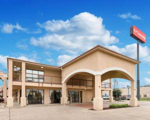 ein Geschäft vor einem Gebäude mit einem Coca-Cola-Schild in der Unterkunft Econo Lodge Hillsboro I-35 in Hillsboro