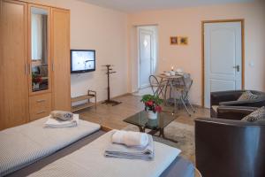 Posteľ alebo postele v izbe v ubytovaní Deluxe Apartments