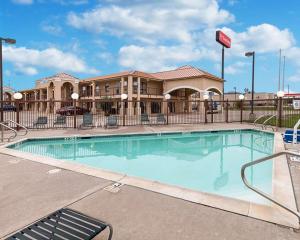 une grande piscine en face d'un hôtel dans l'établissement Econo Lodge Hillsboro I-35, à Hillsboro