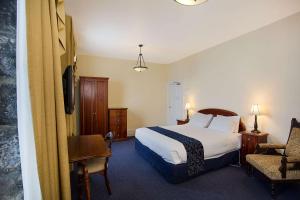 
A bed or beds in a room at Quality Hotel Bentinck
