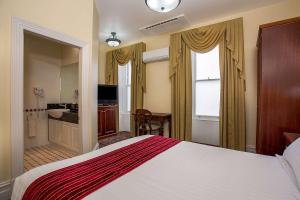Postel nebo postele na pokoji v ubytování Quality Hotel Bentinck
