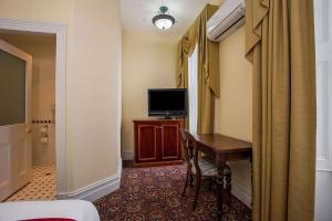 TV a/nebo společenská místnost v ubytování Quality Hotel Bentinck