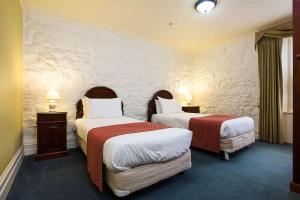 Postel nebo postele na pokoji v ubytování Quality Hotel Bentinck