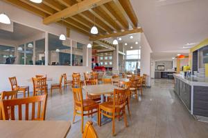 Comfort Inn Querétaro tesisinde bir restoran veya yemek mekanı