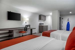 Comfort Inn Querétaro tesisinde bir odada yatak veya yataklar