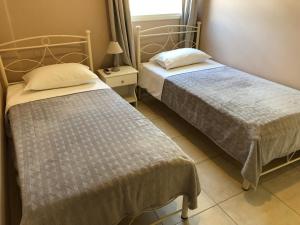 Postel nebo postele na pokoji v ubytování Petros Rooms & Apartments