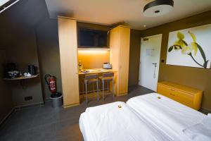 a hotel room with two beds and a kitchen at Su'ro Bed and Breakfast in Ghent
