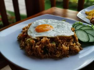 Makanan di atau di tempat lain dekat hotel