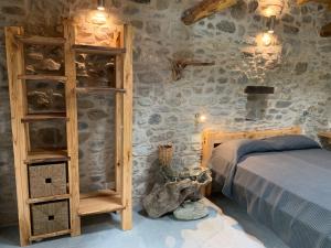um quarto com uma cama e uma estante de livros em Magic Mill Castagnetoli em Mulazzo