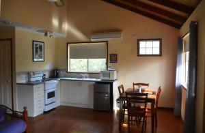 A kitchen or kitchenette at Avoca Cottages VICTORIA