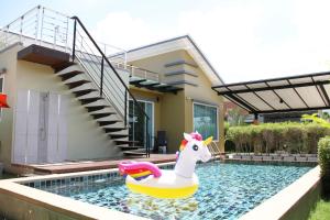 een zwembad met een eenhoorndrijver in een huis bij Thacha Pool Villa A in Hua Hin
