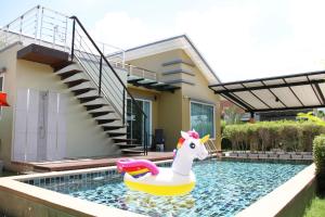 una piscina con un unicornio flotando en una casa en Thacha Pool Villa A, en Hua Hin