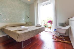 ローマにあるRelais Star of Trastevereのベッドルーム1室(ベッド1台、椅子、窓付)