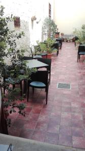 eine Reihe von Tischen und Stühlen auf einer Terrasse in der Unterkunft Aziyz Camere in Castellammare del Golfo