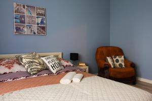 sypialnia z łóżkiem z krzesłem i poduszką w obiekcie Apartament Italia Faktura VAT w Koszalinie