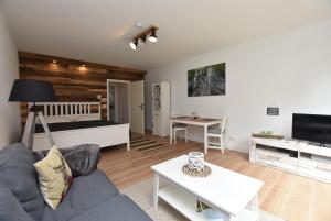 una sala de estar con un sofá y una cama en Harzfeuer-Stadtmitte, en Bad Harzburg