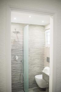 ポロスにあるNissos Porosのバスルーム(トイレ、洗面台、シャワー付)