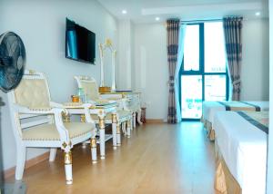 a hotel room with a row of chairs and beds at Phuong Hoang Hotel 2 in Sầm Sơn