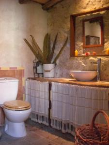 Ένα μπάνιο στο Casa Rural CASILLAS DEL MOLINO-Segovia