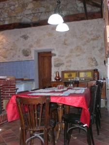 ห้องอาหารหรือที่รับประทานอาหารของ Casa Rural CASILLAS DEL MOLINO-Segovia