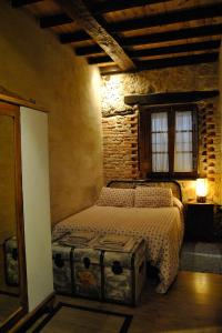 Tempat tidur dalam kamar di Casa Rural CASILLAS DEL MOLINO-Segovia