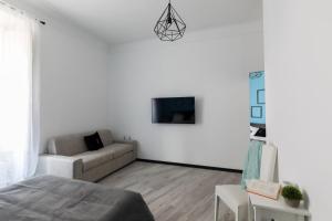 A World Aparts - 23 Artisti في روما: غرفة معيشة مع أريكة وتلفزيون على الحائط