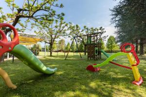 un parque infantil con tobogán y columpio en Agriturismo Casolare Lucchese, en Lucca