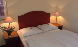 Una cama o camas en una habitación de Akzent Hotel Am Goldenen Strauss