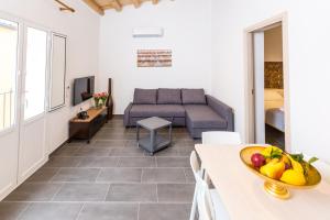 salon z kanapą i stołem z misą owoców w obiekcie Mosina Apartments w mieście Palermo