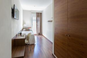 バレンシアにあるCenter City Flatsのベッドルーム1室(ベッド1台、デスク、テーブル付)