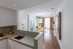 A kitchen or kitchenette at Center City Flats