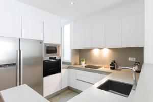 A kitchen or kitchenette at Center City Flats