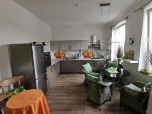 een keuken met een tafel en stoelen en een koelkast bij Wohnung am Stadtwald in Krefeld