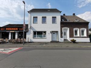 een wit gebouw op de hoek van een straat bij Wohnung am Stadtwald in Krefeld