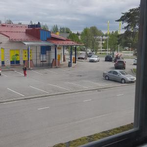 uma vista para um parque de estacionamento a partir de uma janela de autocarro em Suojalantie 4 em Heinävesi