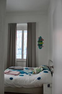1 cama en un dormitorio con ventana en The Beach House, en Lavagna