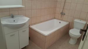 y baño con lavabo blanco y aseo. en vila Alanya, en Eforie Sud