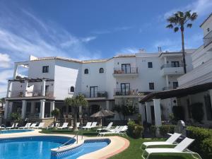 Bazén v ubytovaní Hotel Doña Lola Zahara alebo v jeho blízkosti